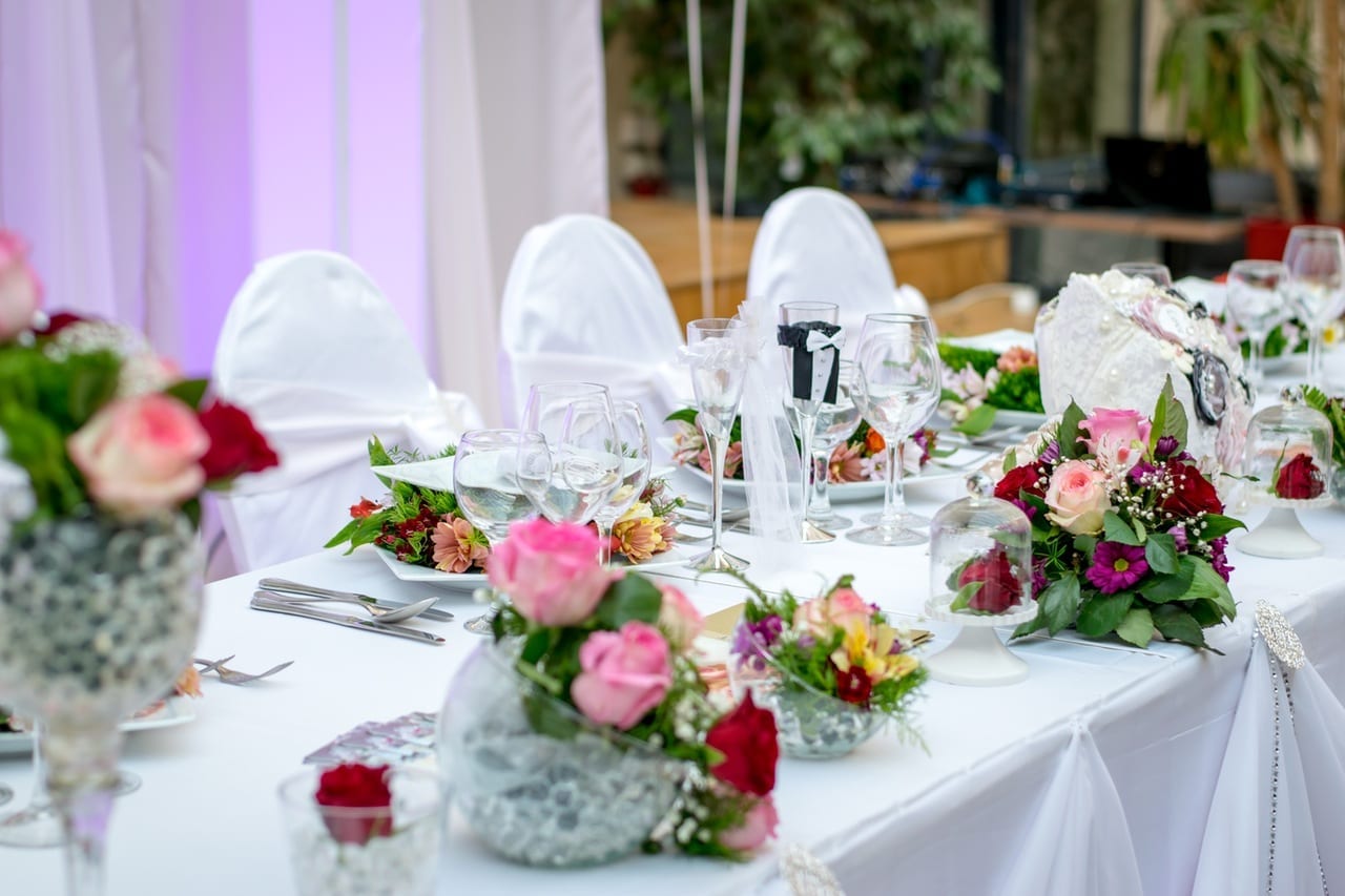 A Helpful Guide for a DIY Wedding. Desktop Image